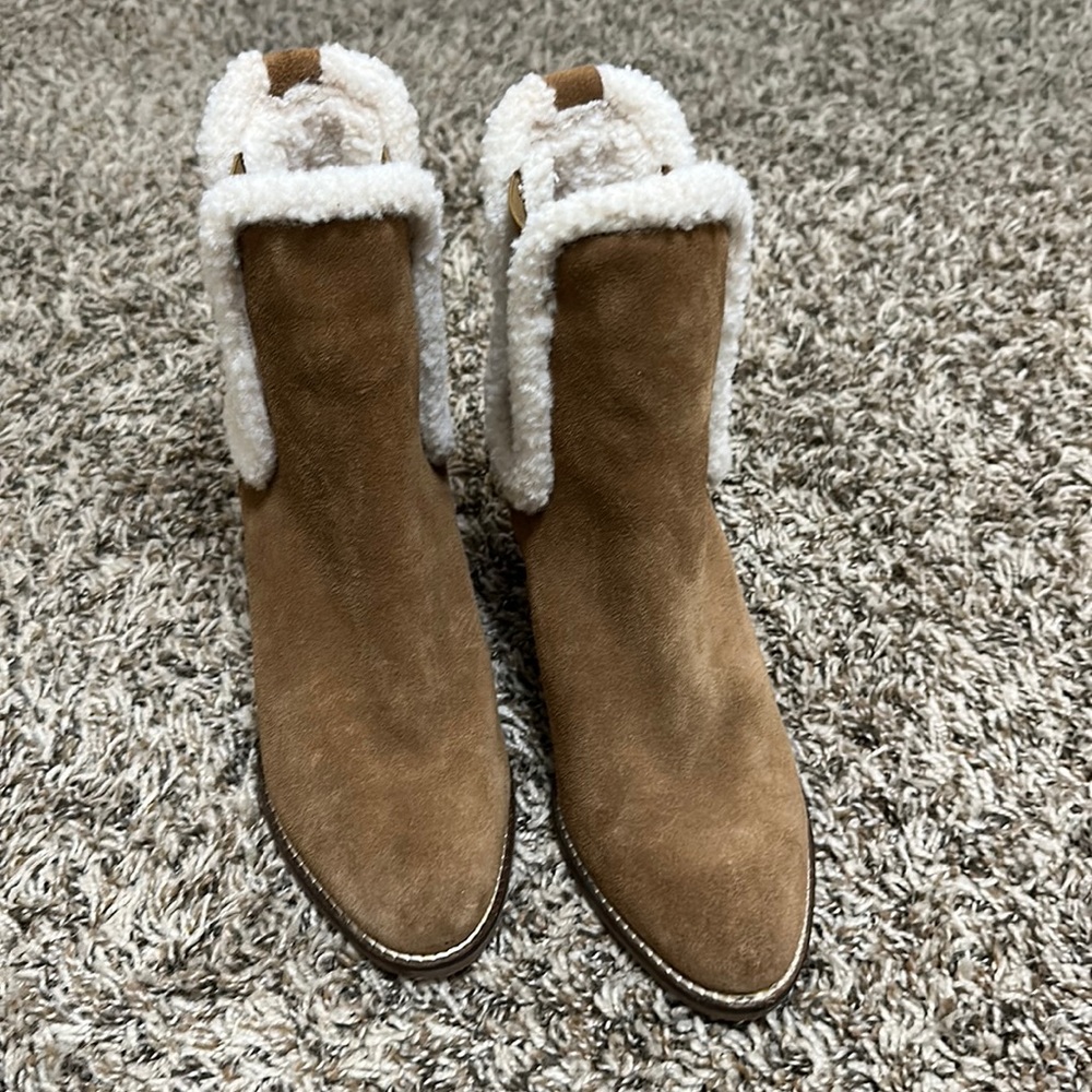 Lowest Deal $18 
Andres Assous Siesta Chelsea Boots size 8M
